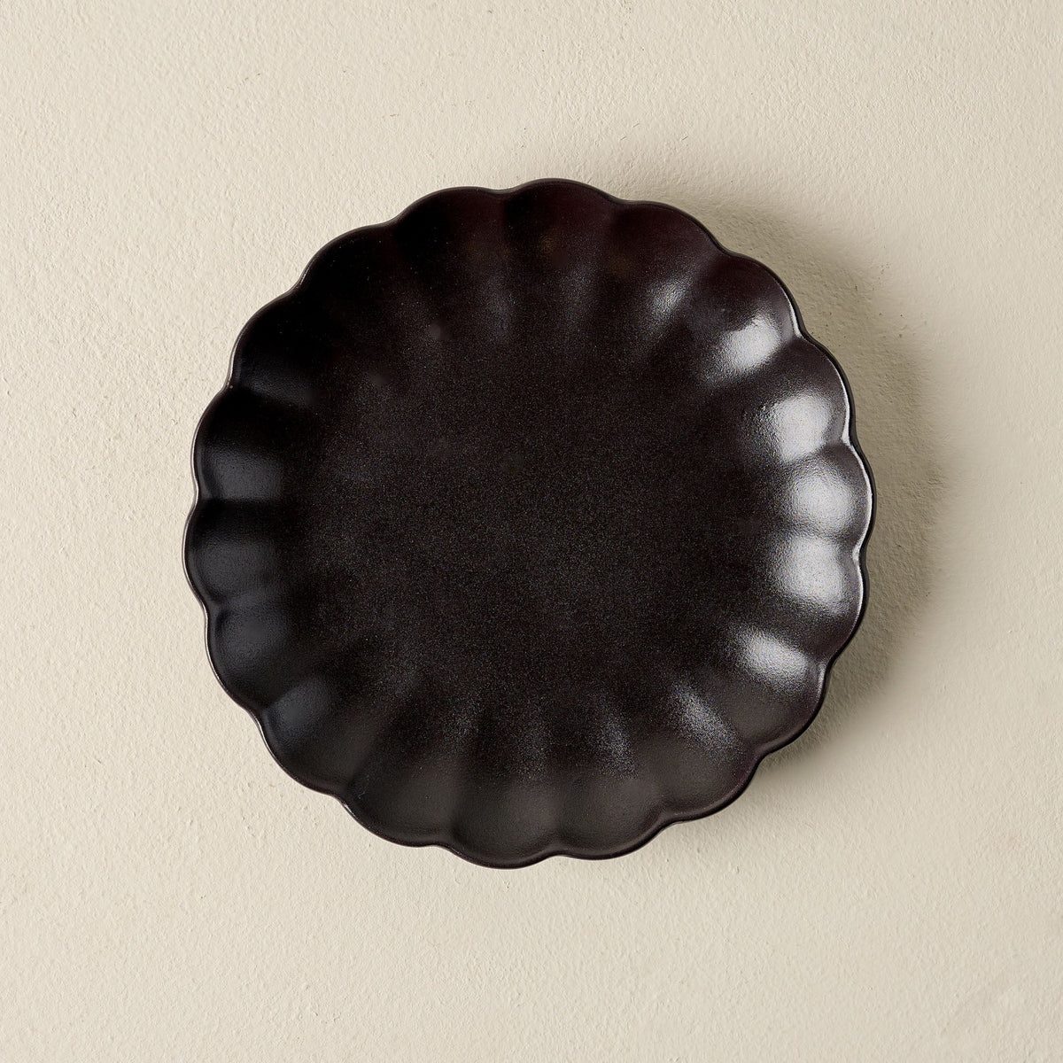 Mavelle Black Scalloped Plate dinnerware set - Detail View