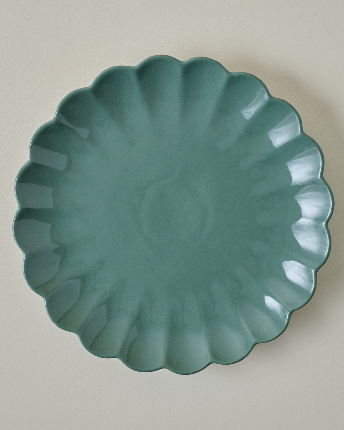 Mavelle Seagrass Scalloped 4-Piece Place Setting dinnerware set - Side View
