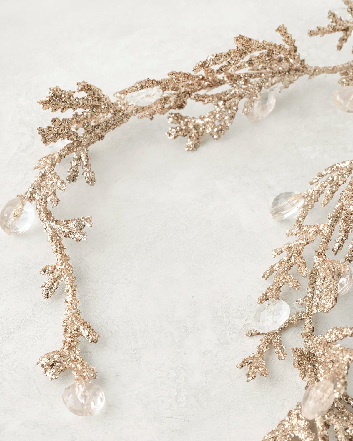 Mavelle Winter Splendor Garland wreath - Close-Up