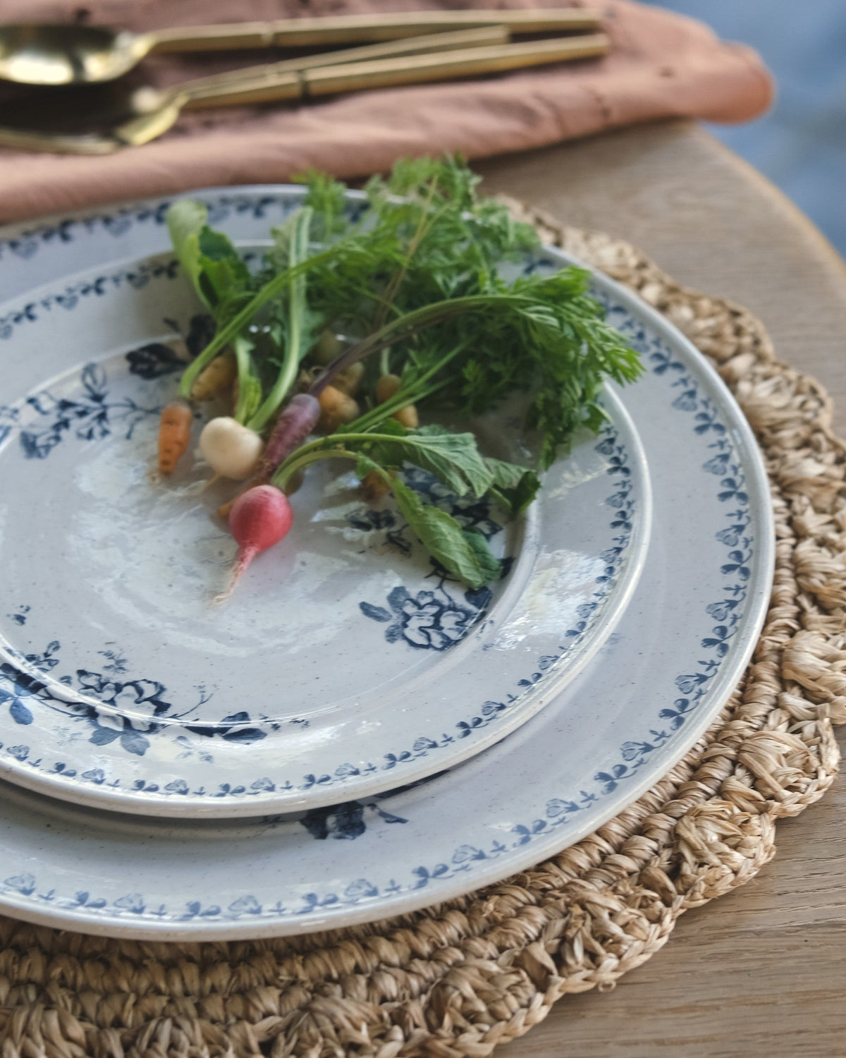 Mavelle Heirloom Garden Navy Floral Plate dinnerware set - Detail View