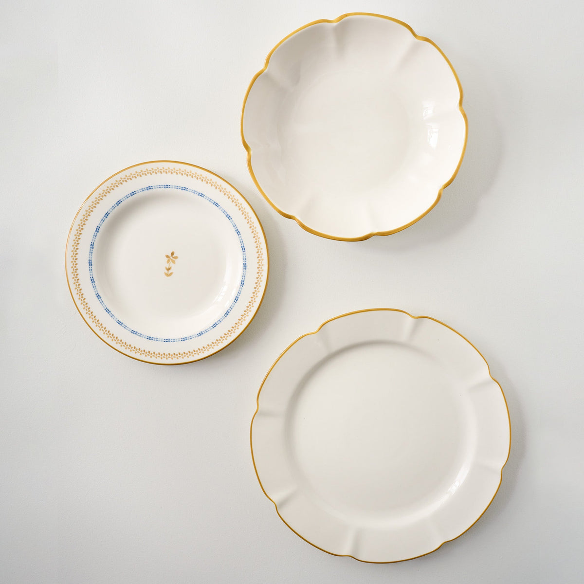 Mavelle Luna Scalloped 3-Piece Place Setting dinnerware set - Detail View