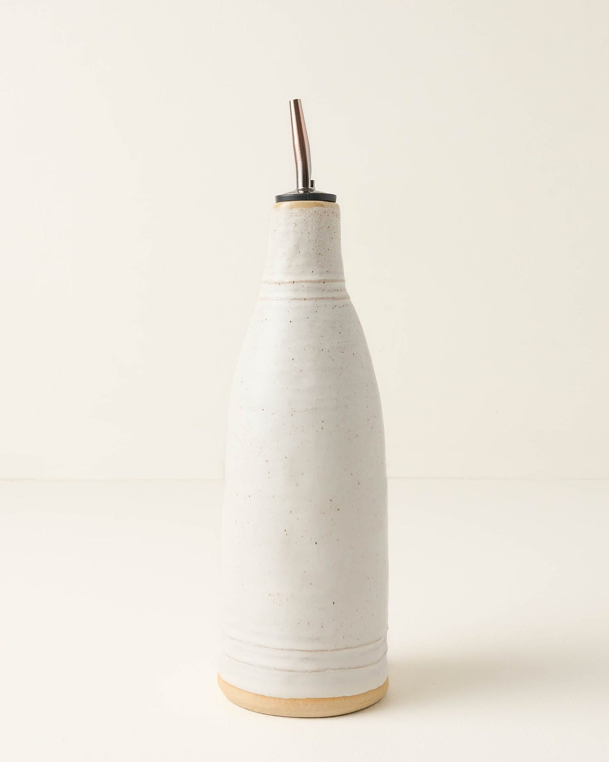 Mavelle French White Speckle Oil Pour kitchen tool - Detail View