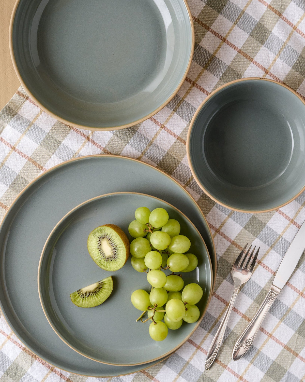Mavelle Lakelynn Plate dinnerware set - Alternate View