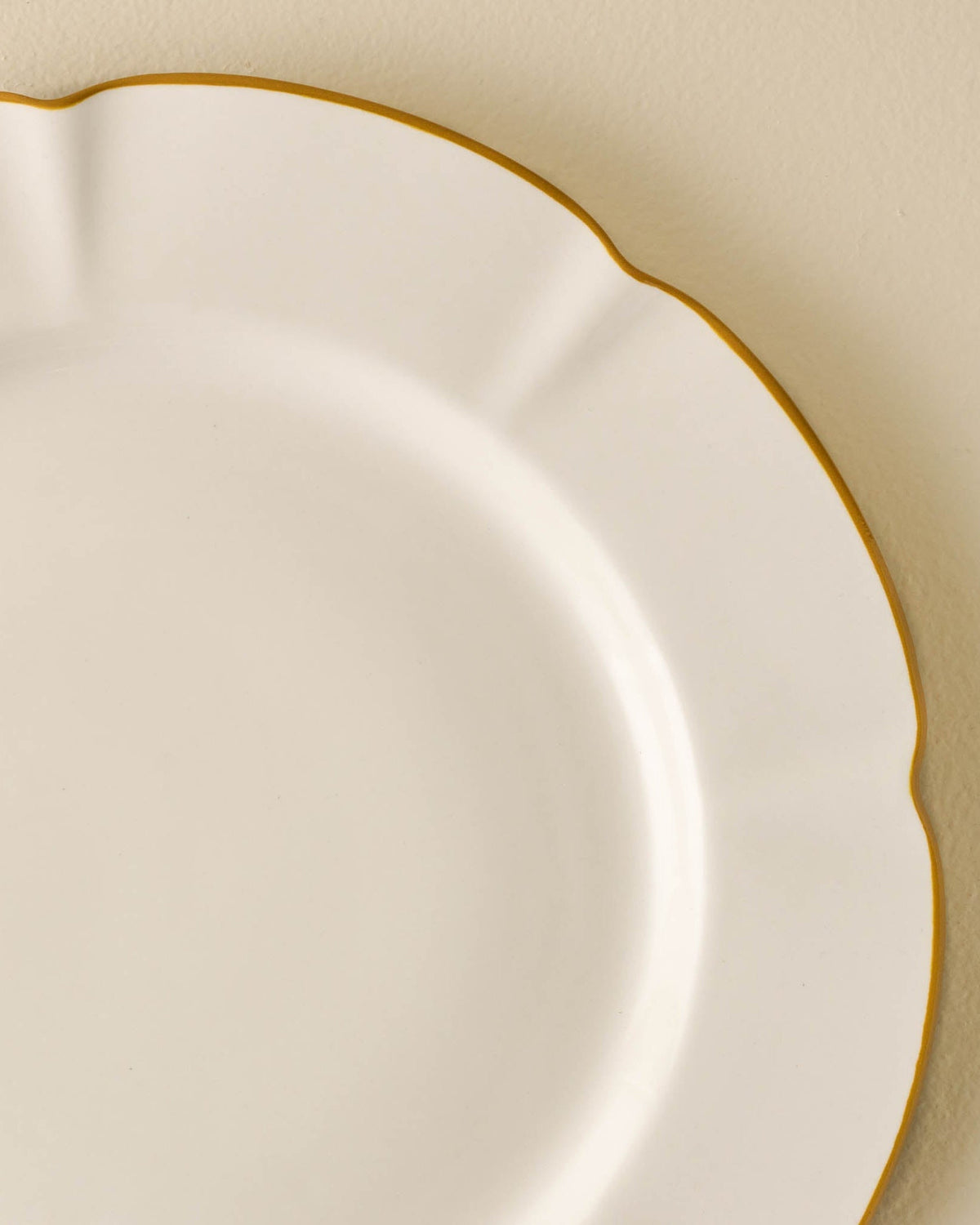 Mavelle Luna Scalloped Plate dinnerware set