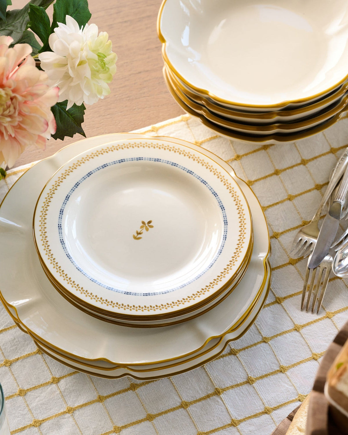 Mavelle Luna Scalloped Plate dinnerware set - Close-Up