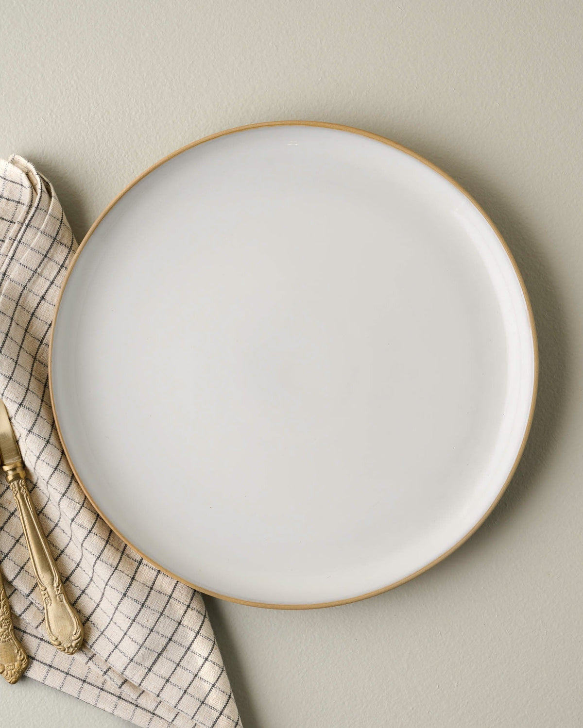 Mavelle Stone White Lakelynn Plate dinnerware set - Detail View
