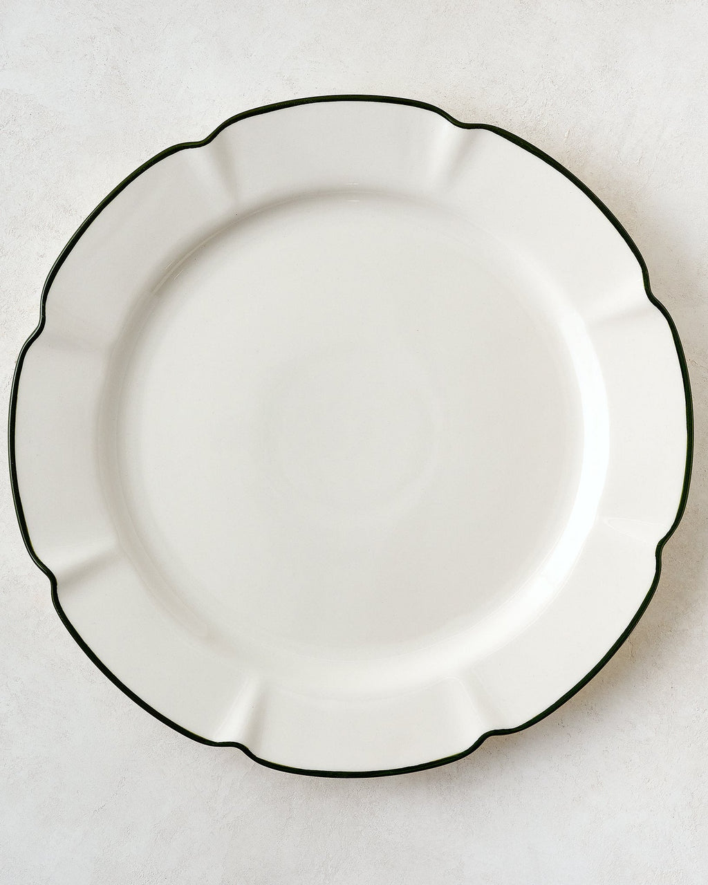 Mavelle Green Luna Scalloped Plate dinnerware set - Detail View