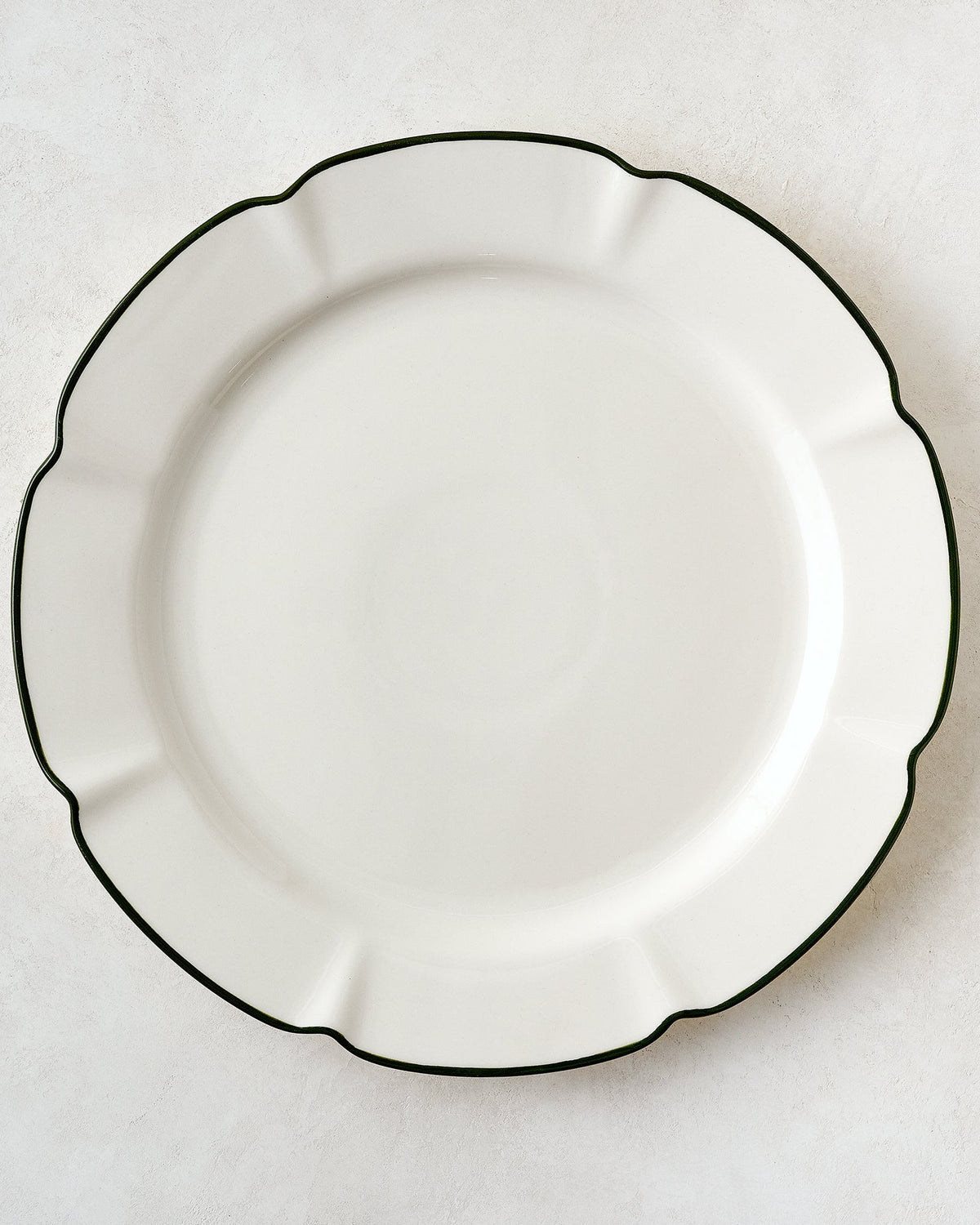Mavelle Green Luna Scalloped Plate dinnerware set - Detail View