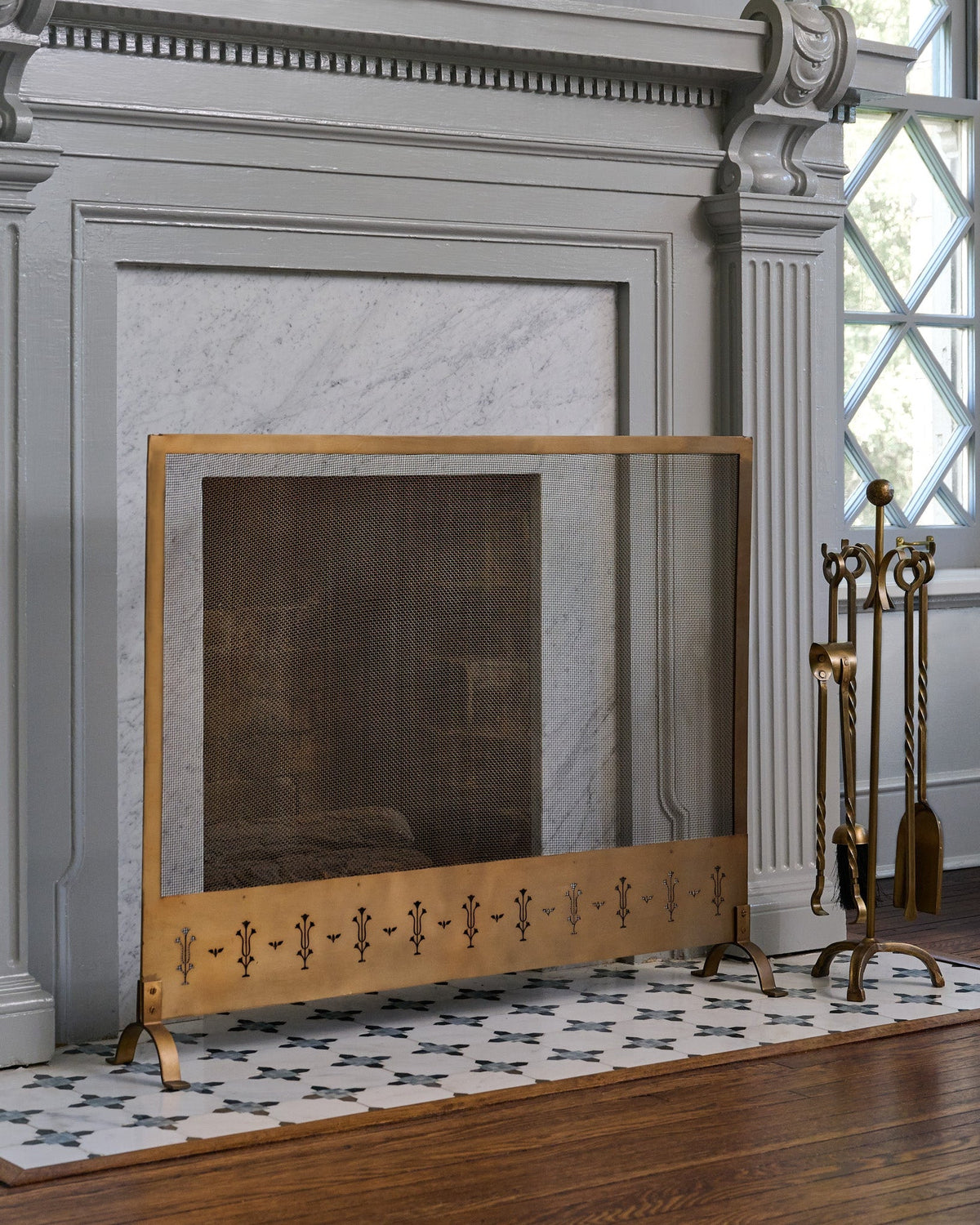 Mavelle Antiqued Brass Tulip Carved Fireplace Screen fireplace accessory - Detail View