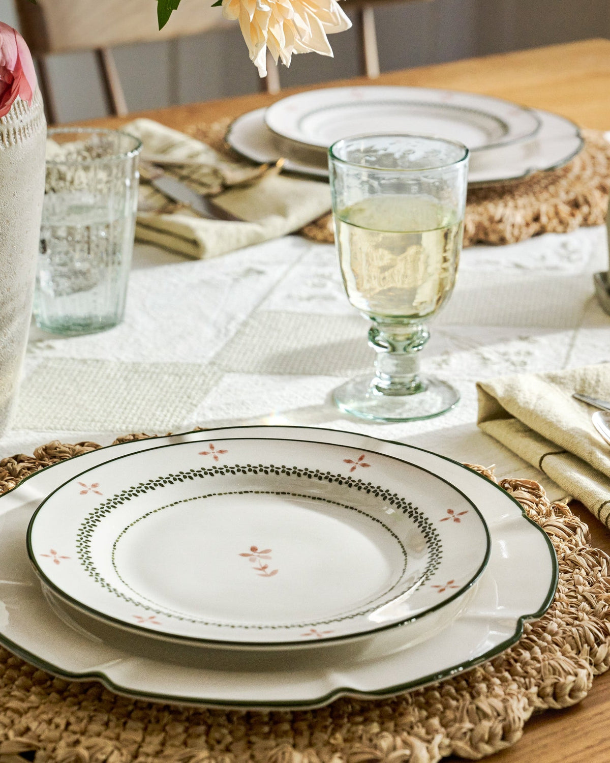 Mavelle Green Luna Scalloped Plate dinnerware set - Close-Up