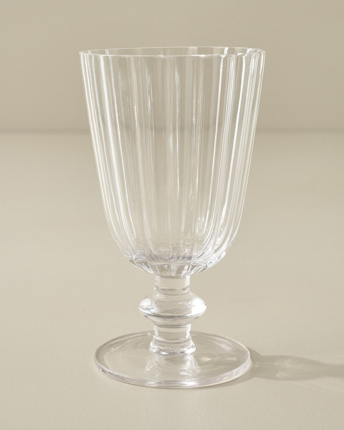 Mavelle Scalloped Rim Glass Tumbler drinking glass - Close-Up