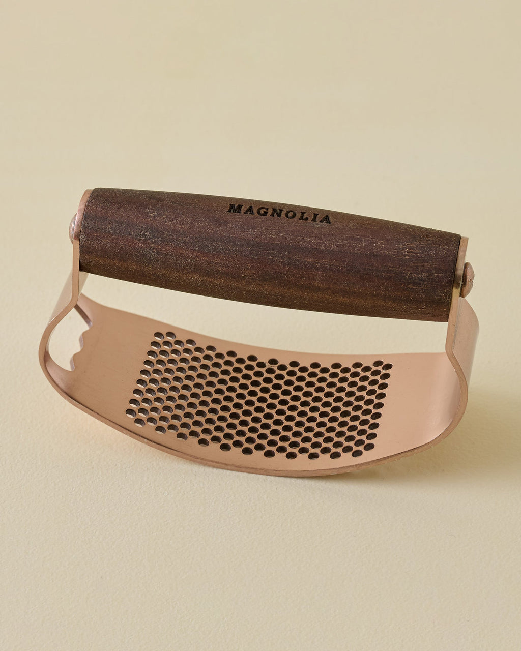 Mavelle Copper & Walnut Garlic Rocker kitchen tool - Detail View
