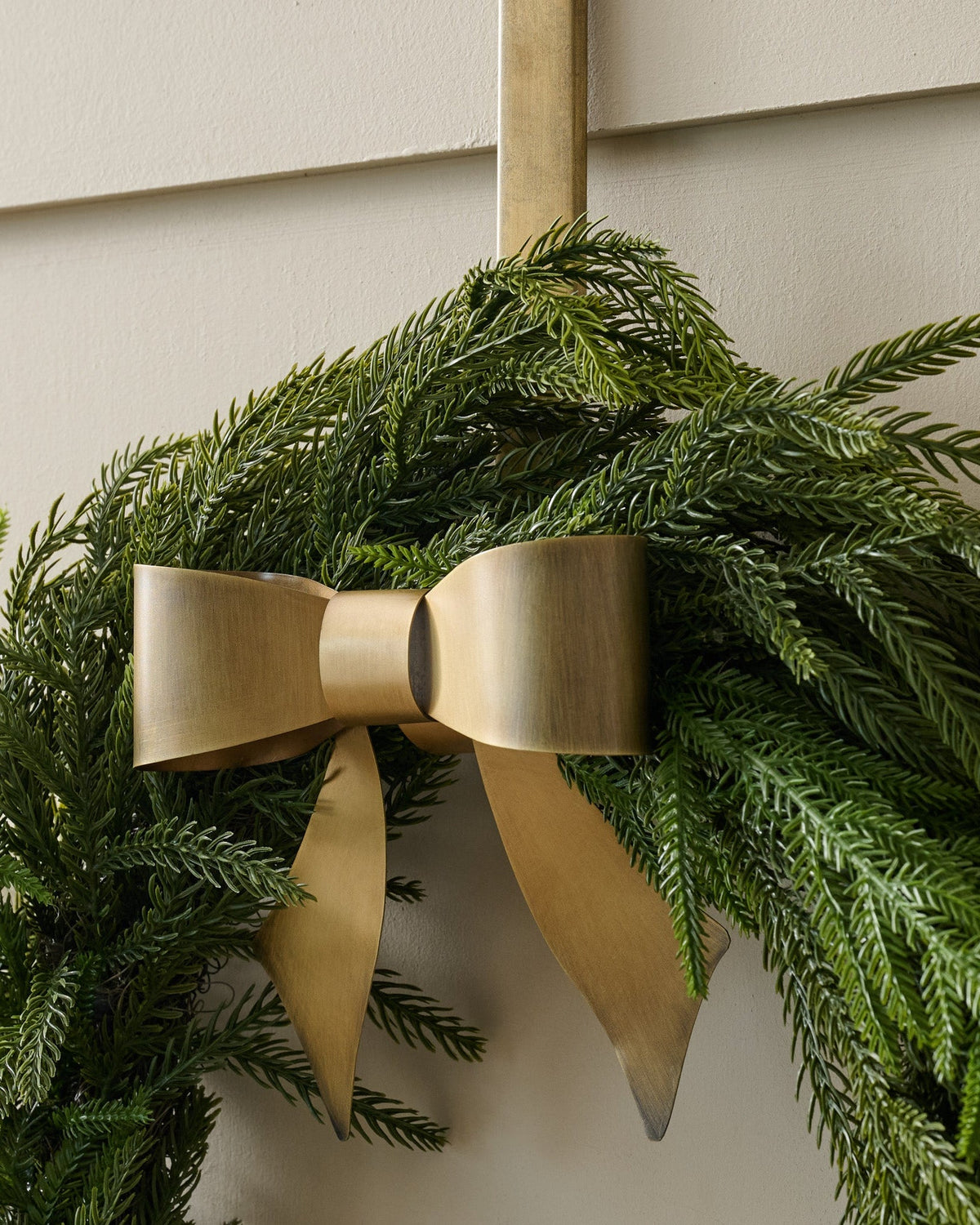 Mavelle Clara Brass Bow Wreath Hanger wreath - Detail View