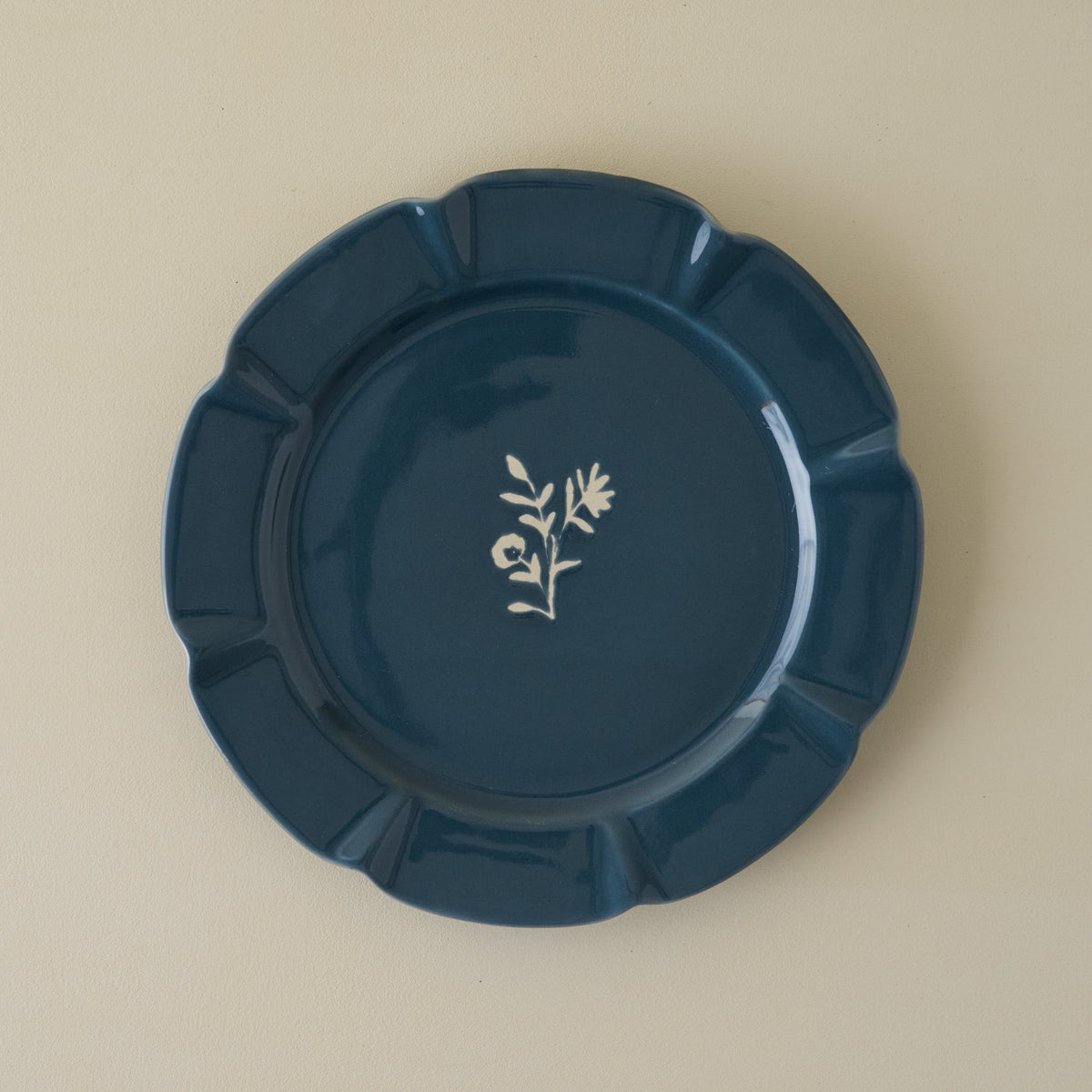 Mavelle Navy Luna Plate dinnerware set - Detail View