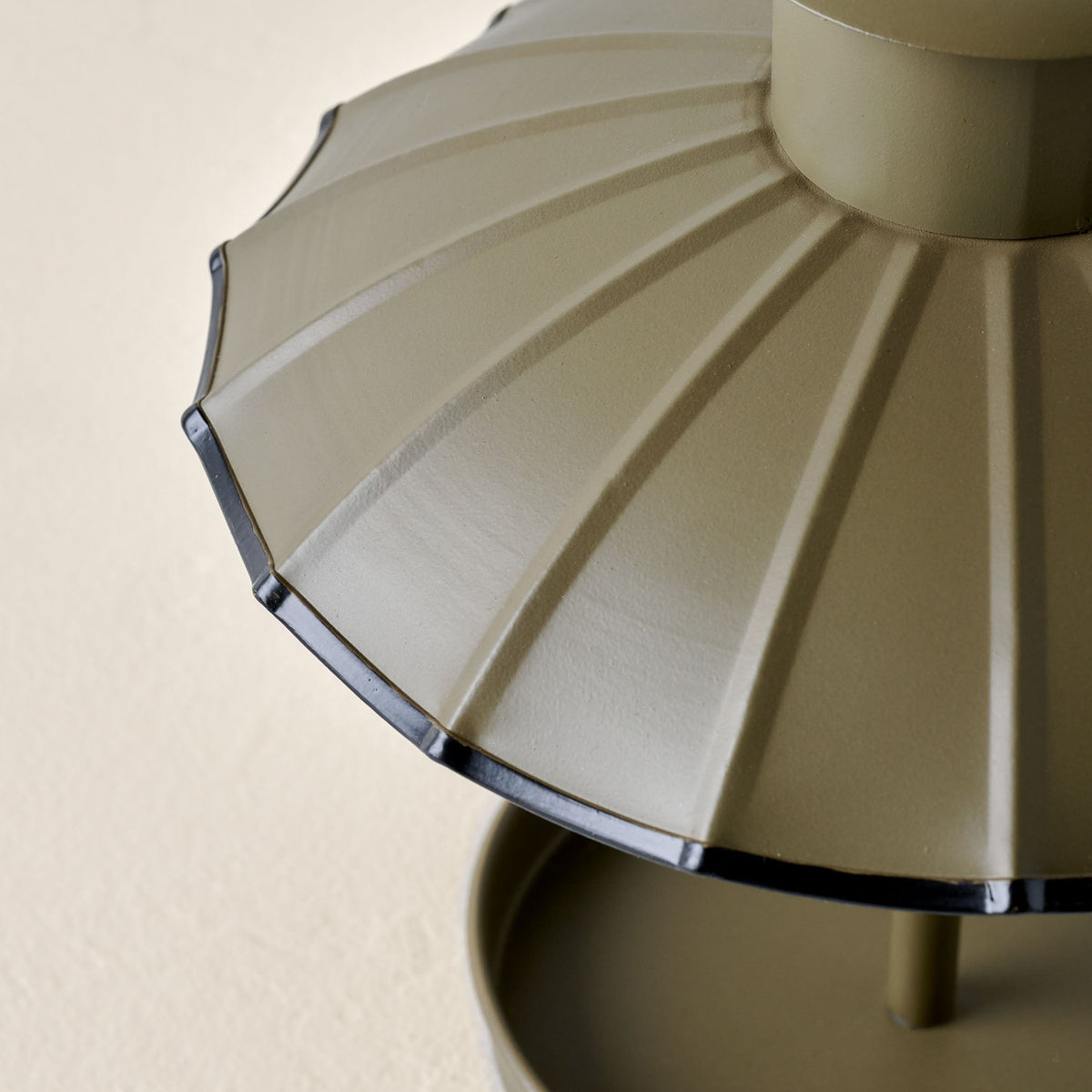 Mavelle Round Roof Bird Feeder planter