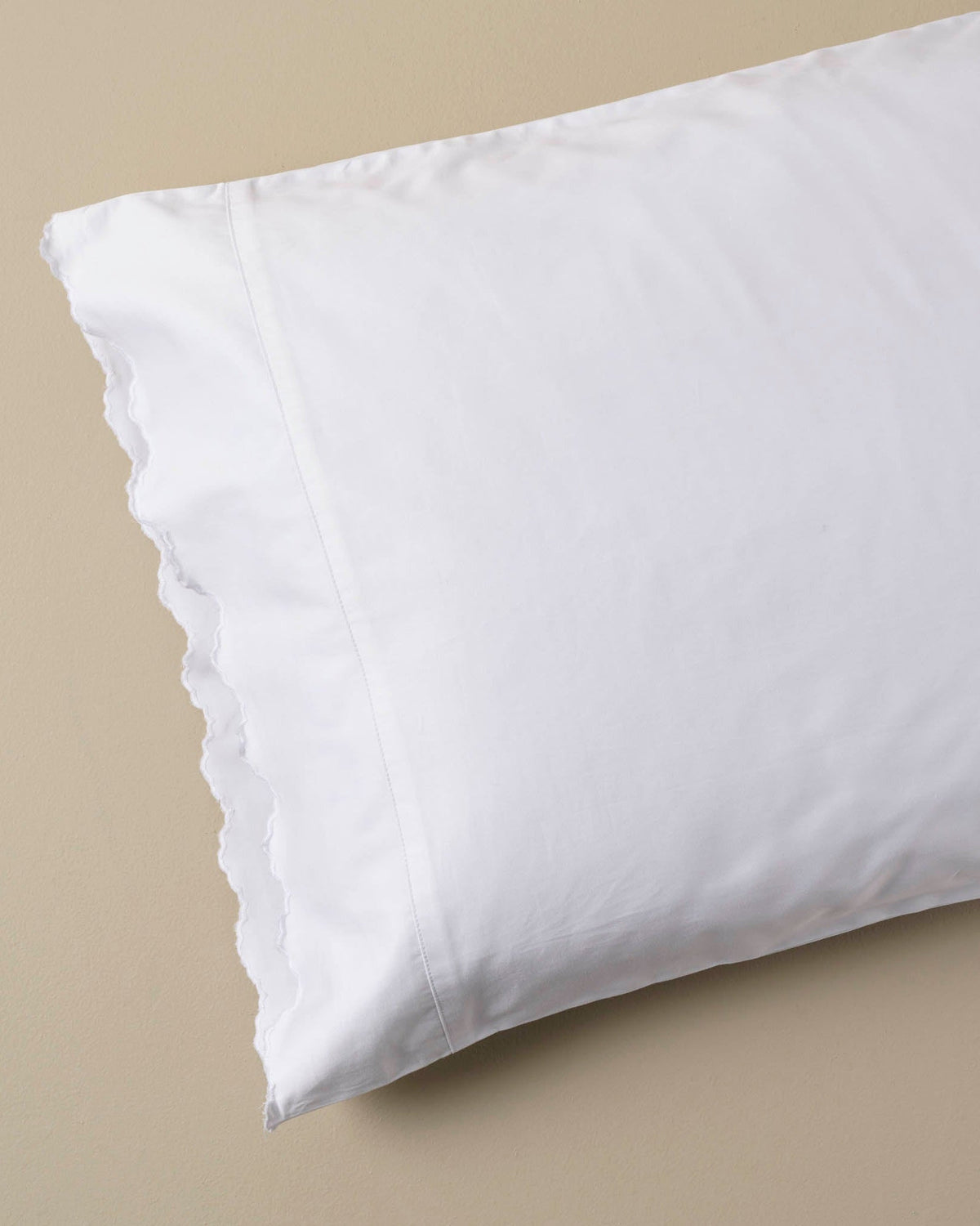 Mavelle Optic White Scalloped Edge Sheet Set bedding - Close-Up