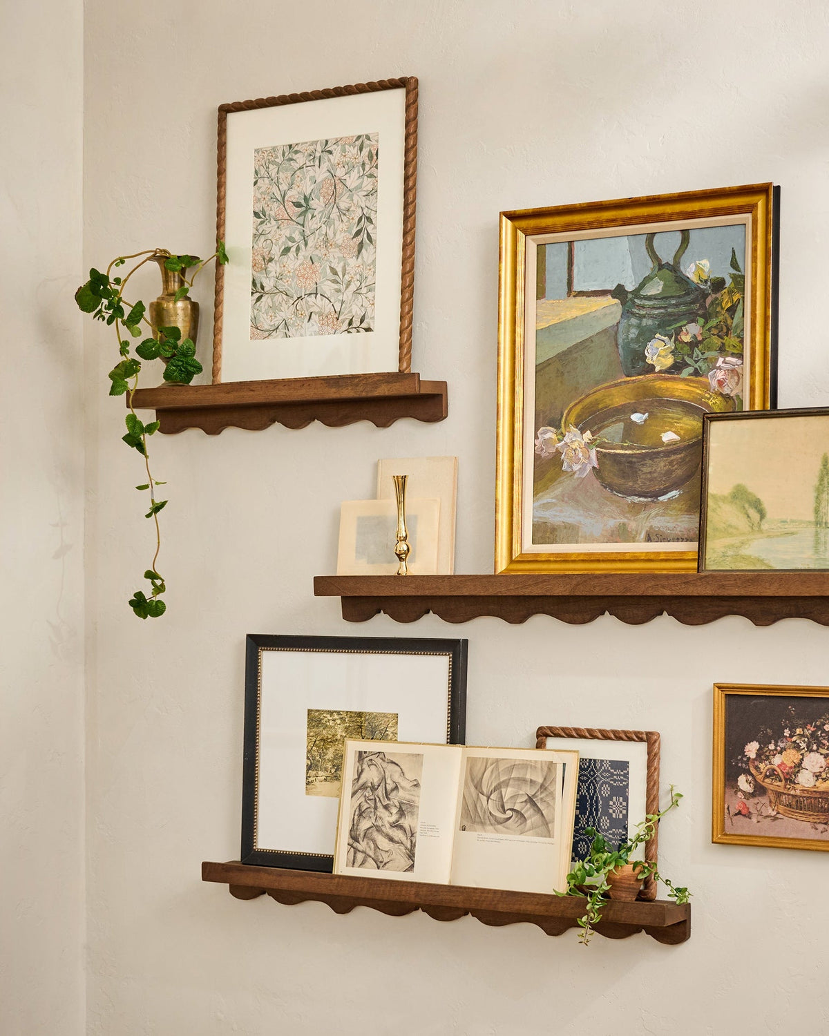 Mavelle Abigail Vintage Inspired Picture Ledge wall shelf - Detail View