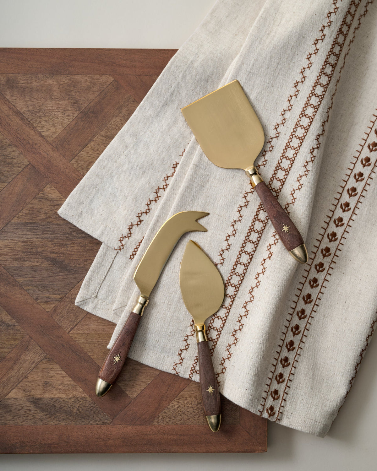 Mavelle Brass Inlay Cheese Knife Set kitchen tool - Detail View