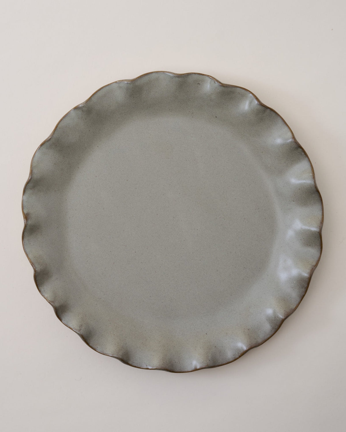 Mavelle Green Organic Ruffle Edge Plate dinnerware set - Close-Up