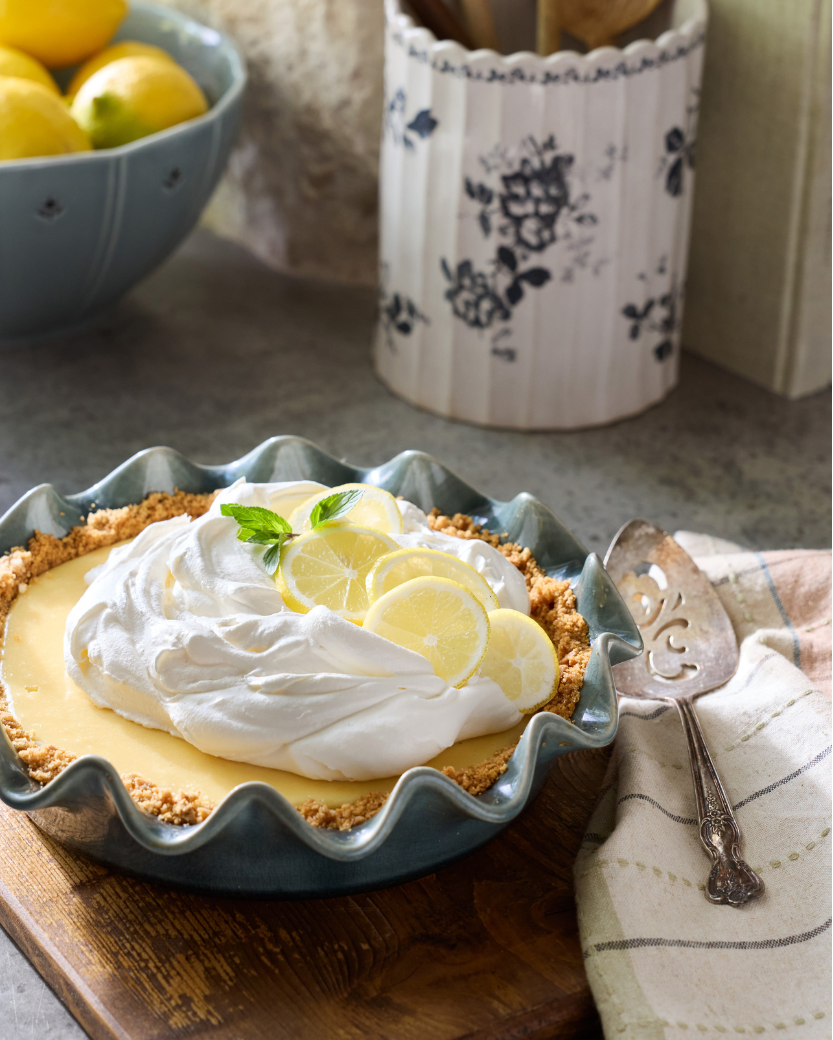 Mavelle Vintage Blue Scalloped Pie Dish baking dish - Detail View