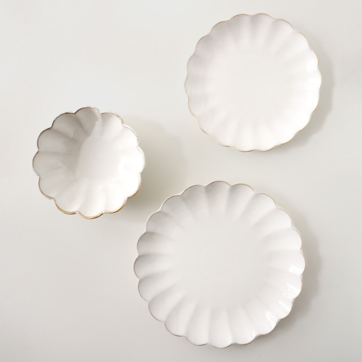 Mavelle Cream Scalloped 3-Piece Place Setting dinnerware set - Detail View