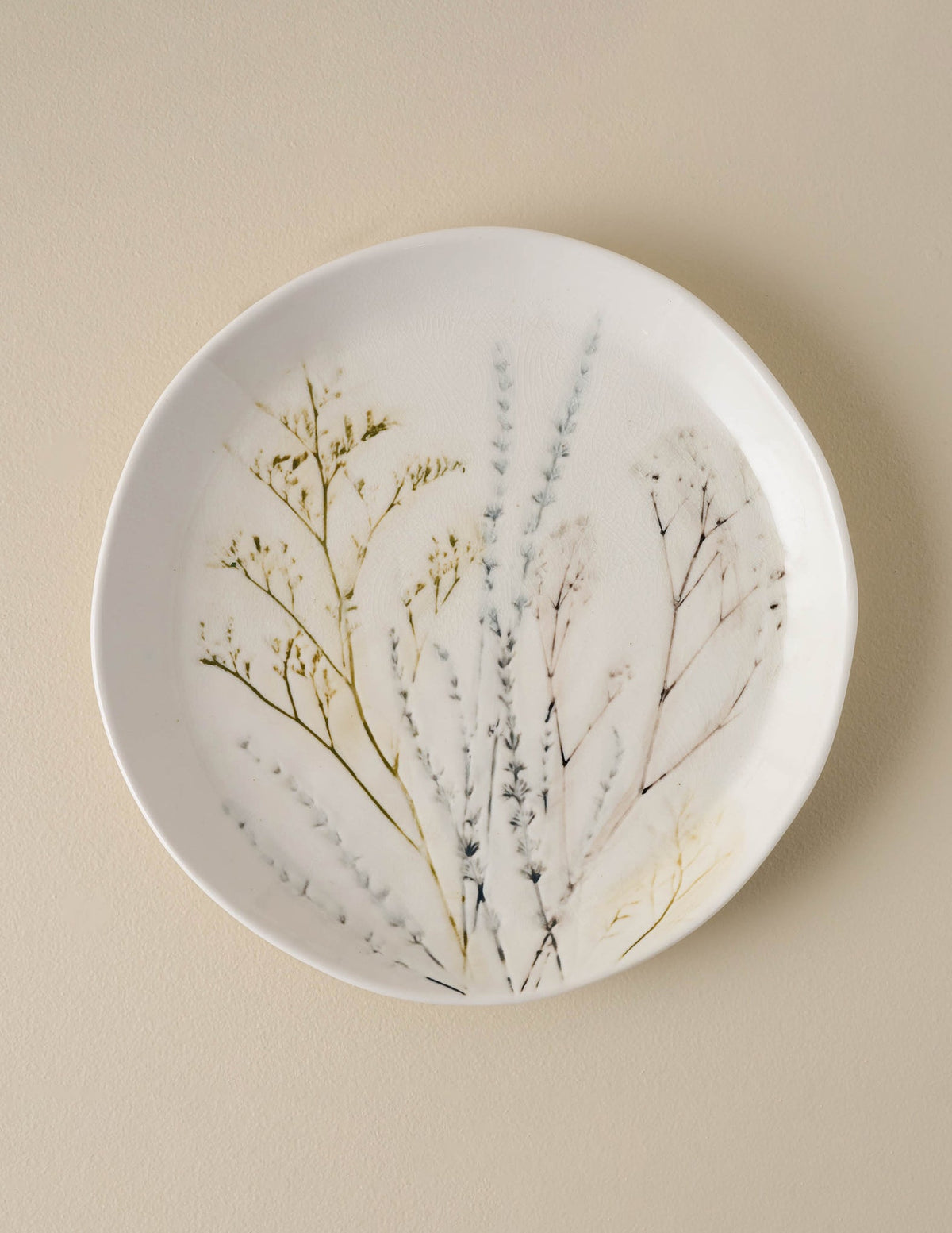 Mavelle Pressed Floral Plate dinnerware set - Detail View