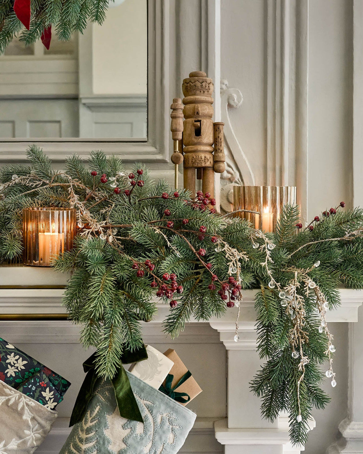 Mavelle Winter Splendor Garland wreath - Side View